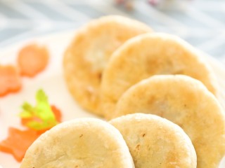 12、胡萝卜牛肉饼12m+,香酥的牛肉饼做好啦，稍微放凉一点，就可以给宝宝拿着吃啦，记得配一碗粥或者汤哈，营养更全面~