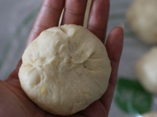 12、鸡蛋果面包,包好，收好口子