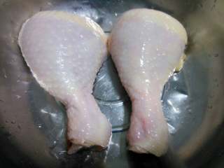 1、黄金鸡肉卷,鸡腿洗净备用。