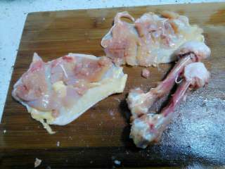 2、黄金鸡肉卷,对半切开鸡腿，剔去骨头，留下鸡腿肉和完整鸡腿皮。把鸡腿肉切成花刀，但不脱离鸡皮。加料酒姜片和盐胡椒码味。