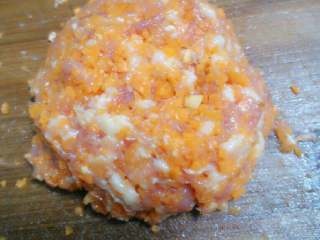 3、黄金鸡肉卷,猪肉和胡萝卜加一点姜和葱一起剁成肉馅，加少许淀粉和鸡蛋清，盐均匀混合。