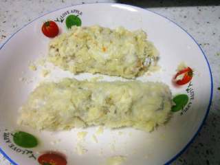 6、黄金鸡肉卷,把鸡肉卷两头用牙签固定好不让其松散开来。用鸡蛋和面粉加水和成面糊，把鸡肉卷挂满面糊，再在外面均匀裹满面包糠。