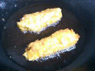 7、黄金鸡肉卷,放油锅里中小火慢炸至熟，最后开大火让其表面炸至金黄时捞出控油。