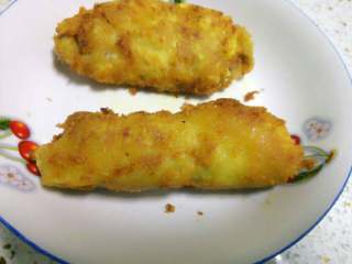 8、黄金鸡肉卷,抽取牙签，稍微冷却后切成小卷。