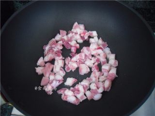 3、五花肉虾米萝卜焖饭,烧热锅，倒入五花肉煸炒出油脂