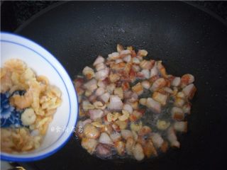 4、五花肉虾米萝卜焖饭,五花肉焦黄色时倒入虾米炒香
