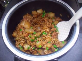 13、五花肉虾米萝卜焖饭,搅拌均匀即可吃饭