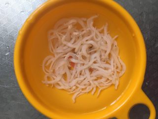 1、#宝宝辅食#三文鱼银鱼杂蔬馒头披萨,银鱼用水提前泡好