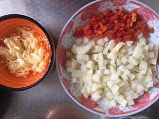 6、#宝宝辅食#三文鱼银鱼杂蔬馒头披萨,蒸好的土豆胡萝卜丁和备好适量的奶酪的