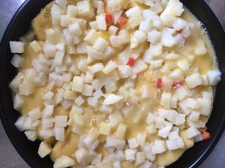 9、#宝宝辅食#三文鱼银鱼杂蔬馒头披萨,将土豆铺满，倒入蛋液。