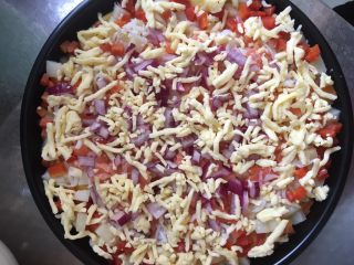 12、#宝宝辅食#三文鱼银鱼杂蔬馒头披萨,上面铺满奶酪碎，我铺的不是太多，因为给小宝宝吃，所以调味品也没有。