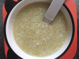 16、#宝宝辅食#三文鱼银鱼杂蔬馒头披萨,搭配双米粥，一顿美美的宝宝餐就出来了！