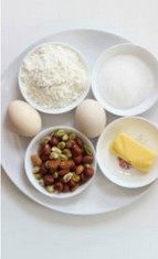 1、意式坚果脆饼,黄油室温软化；鸡蛋回温；泡打粉与低筋面粉混合过筛备用