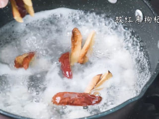 9、枸杞红枣汤圆,放红枣和枸杞