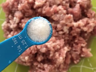 1、小馄饨蒸水蛋,猪肉糜中放入1.25克盐。