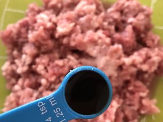 2、小馄饨蒸水蛋,再放入1.25克生抽。