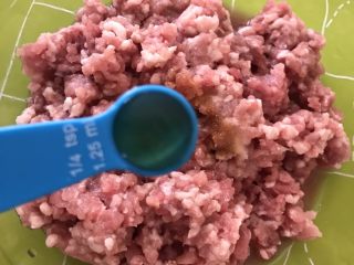 3、小馄饨蒸水蛋,放入1.25克酒。