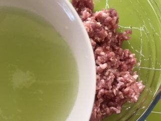 4、小馄饨蒸水蛋,一点点放入葱姜水，边放边搅拌直到肉糜不再吸水了就不用加了。