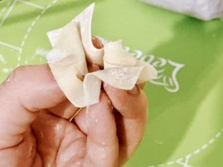 7、小馄饨蒸水蛋,肉周围皮子上抹少量水，托住馅料，像收伞一样收起捏紧。