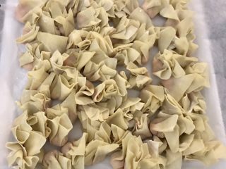 9、小馄饨蒸水蛋,馄饨包好后放冰箱冷冻。