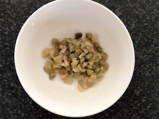 11、小馄饨蒸水蛋,榨菜用开水洗下切成碎末。