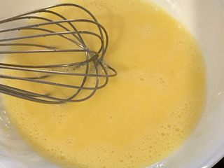 12、小馄饨蒸水蛋,鸡蛋用打蛋器打匀。