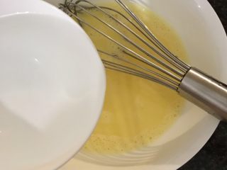 13、小馄饨蒸水蛋,放入凉开水搅匀蛋液。