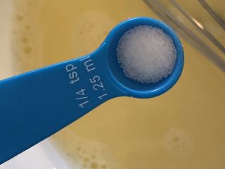 14、小馄饨蒸水蛋,放入1.25克盐搅匀。