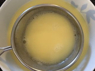 15、小馄饨蒸水蛋,过滤蛋液三遍。