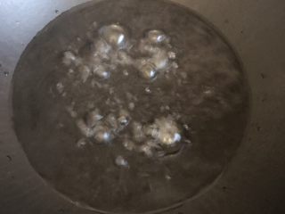 17、小馄饨蒸水蛋,煮一锅水。