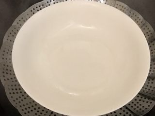 18、小馄饨蒸水蛋,放入蒸架和一只空碗加热。