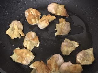 19、小馄饨蒸水蛋,同时另外准备一锅，中温热锅冷油生煎小馄饨。