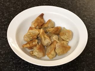 20、小馄饨蒸水蛋,沥油备用。