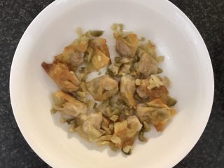 21、小馄饨蒸水蛋,取出热好的空碗擦干，放入小馄饨和榨菜。