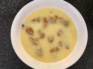 22、小馄饨蒸水蛋,倒入蛋液。表面若有气泡可以用勺子舀掉。