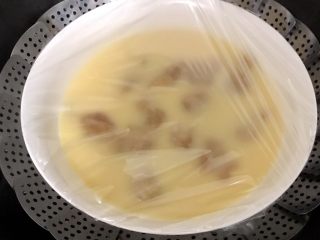23、小馄饨蒸水蛋,盖上保鲜膜入锅大火蒸十五分钟左右，鸡蛋凝固就好。