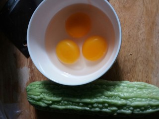 1、苦瓜炒蛋,准备好苦瓜和鸡蛋