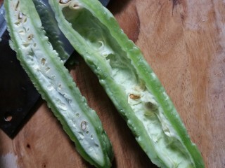 2、苦瓜炒蛋,苦瓜去瓤 鸡蛋放少量盐搅拌均匀 备用