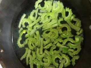 3、苦瓜炒蛋,苦瓜切成弧形 用水煮半分钟