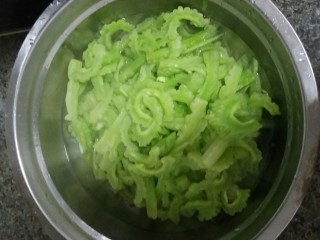 4、苦瓜炒蛋,半分钟捞起来放入冷水中过凉