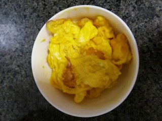 5、苦瓜炒蛋,煎鸡蛋。剪成金黄色放到碗里备用