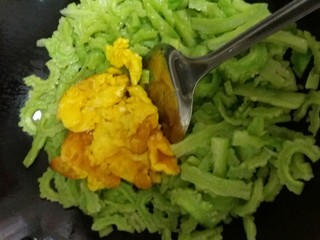 6、苦瓜炒蛋,倒少许油将苦瓜炒成淡黄色 放入适当的盐翻炒后放入鸡蛋