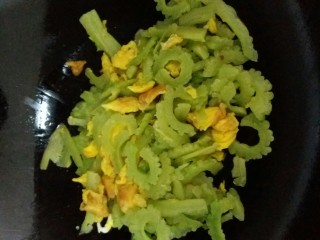 7、苦瓜炒蛋,一道清凉解暑又美味的苦瓜炒蛋就出锅了♡^O^