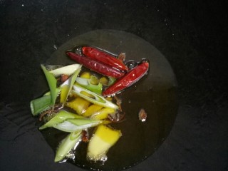 3、鸡肉炖土豆,爆锅