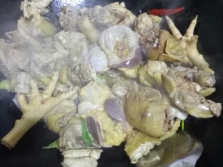 4、鸡肉炖土豆,翻炒鸡肉