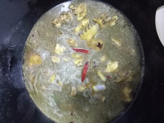 5、鸡肉炖土豆,放入耗油和老抽