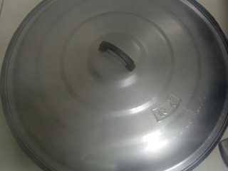 6、鸡肉炖土豆,盖锅