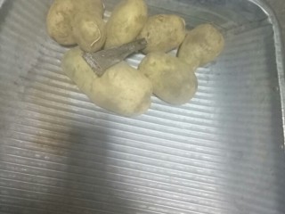 7、鸡肉炖土豆,削土豆皮