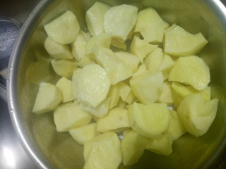 8、鸡肉炖土豆,用刀掰大块