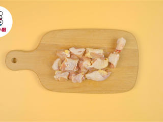 1、非油炸烤箱纸包鸡,红葱头8个,切掉两头,去皮切块,鸡全腿1个,切块装碗